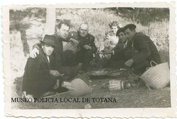 Juan Lorca Molina (El Kico) con El Cabrera en la Santa durante una romeria