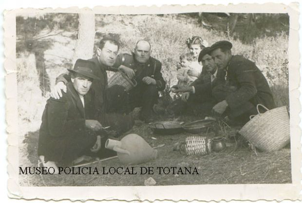 Juan Lorca Molina  (El Kico) con El Cabrera en la Santa durante una romeria