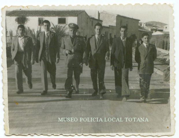 Juan Lorca Molina  (El Kico) con unos amigos (de que calle se trata?