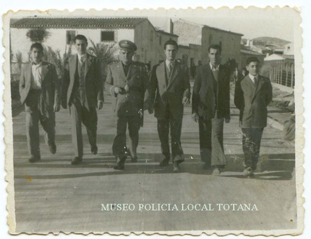 Juan Lorca Molina (El Kico) con unos amigos (¿de que calle se trata?