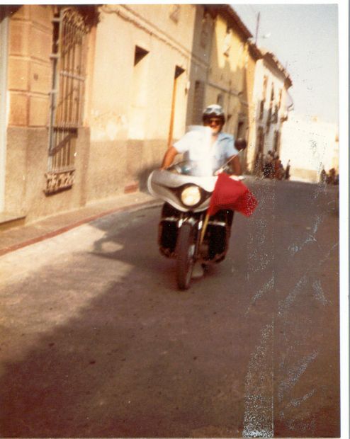 Calle Mayor Sevilla, apoyo a prueba ciclista con Moto Ducati 250 cc.