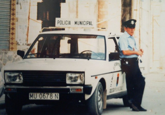 Compaero Torregrosa con vehiculo patrulla 